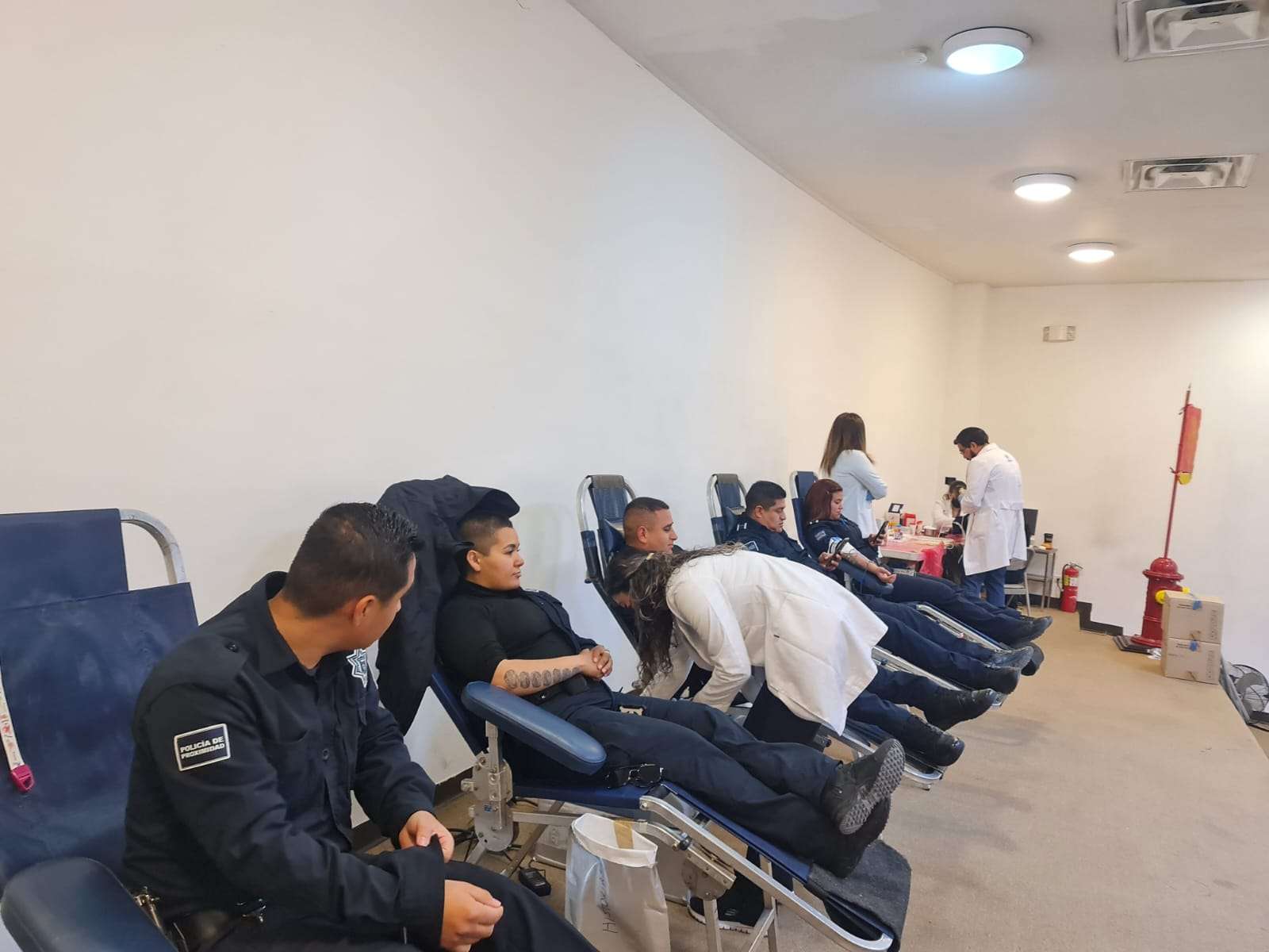 Donan sangre policías municipales