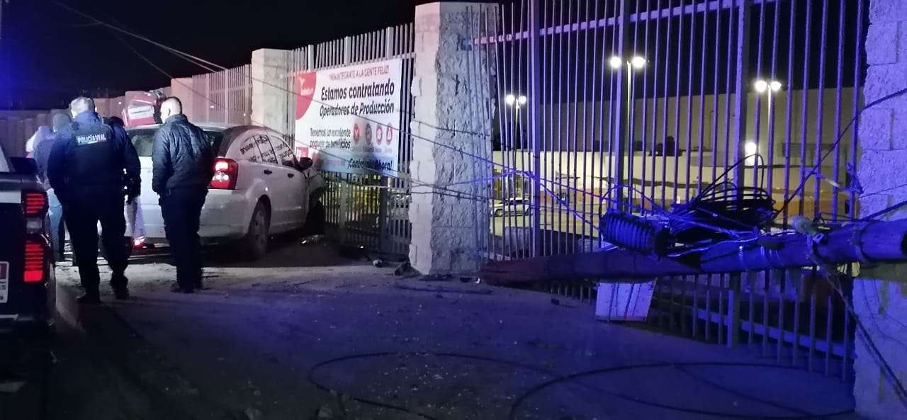 Pierde el control de su camioneta, derriba poste y choca contra cerca ...