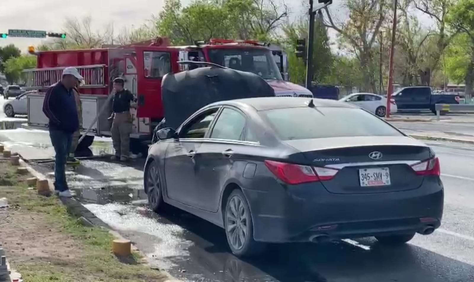 Recoge mecánico auto para reparar y se prende en llamas