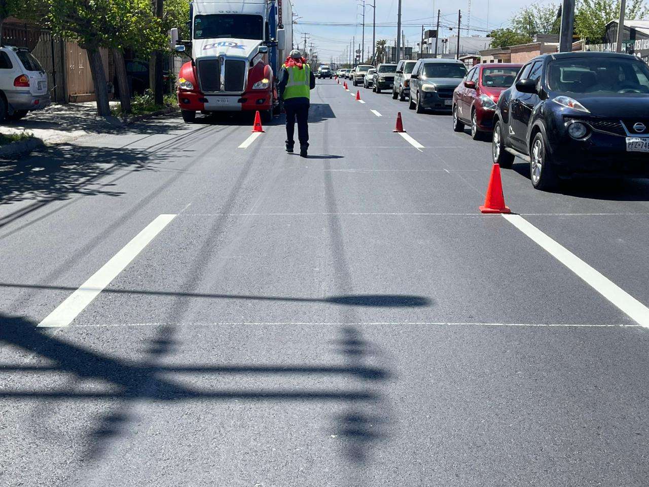 Pintan líneas para dividir carriles sobre Plutarco Elías Calles