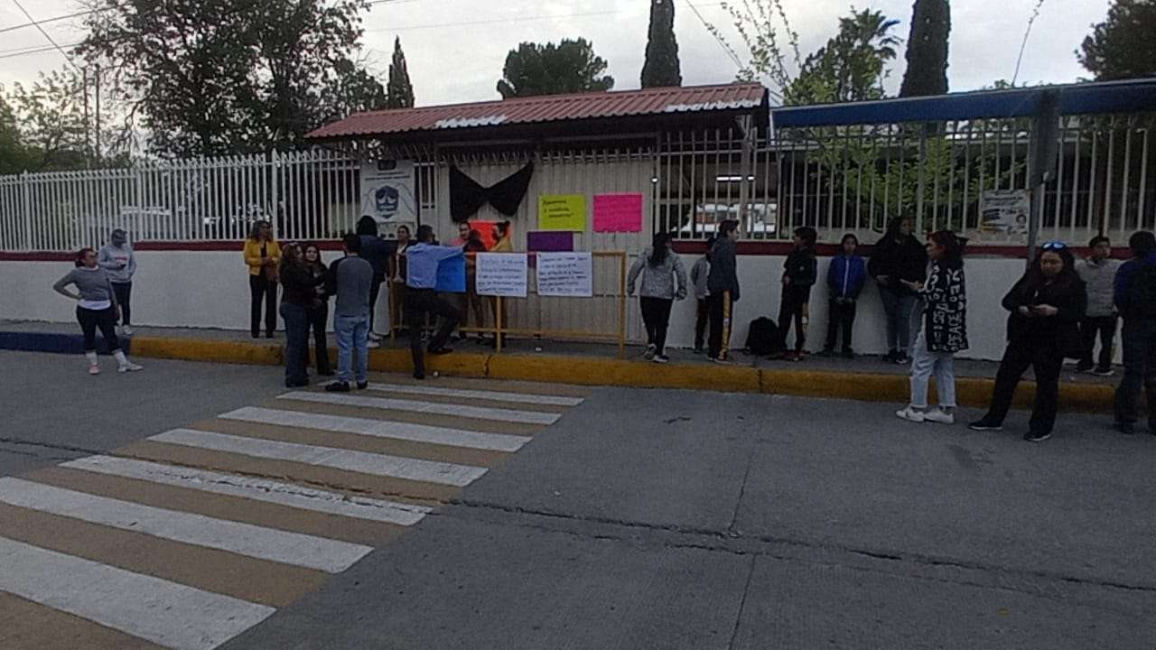 Protestan padres de familia en primaria Rosaura Bravo por casos de ...