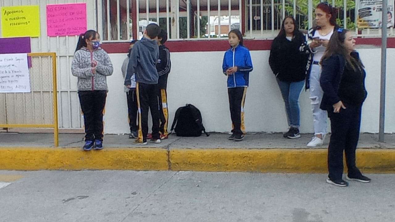Protestan padres de familia en primaria Rosaura Bravo por casos de ...