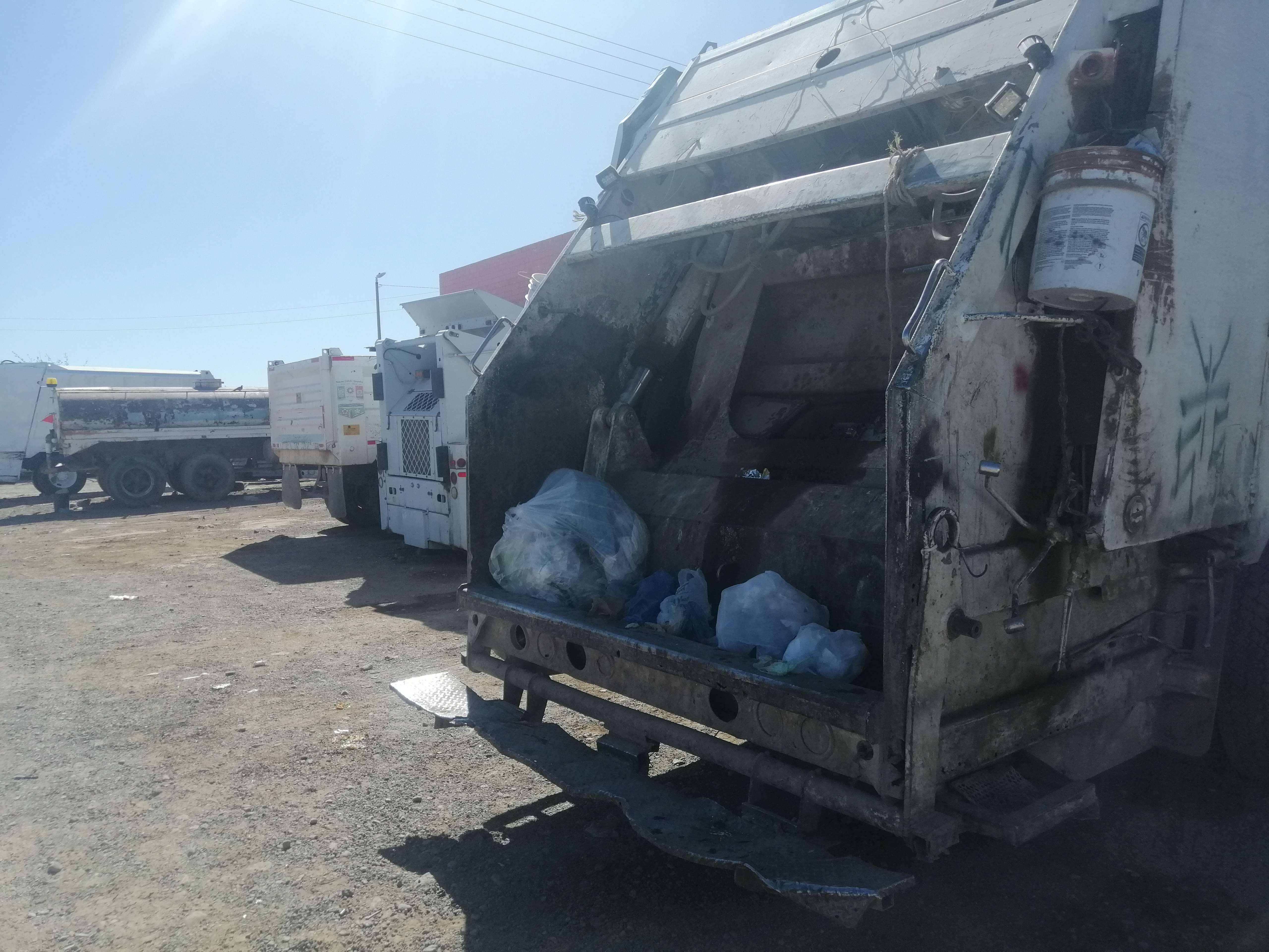 Descompuestos camiones nuevos de la basura en NCG; desechos se acumulan en  calles | El Bordo