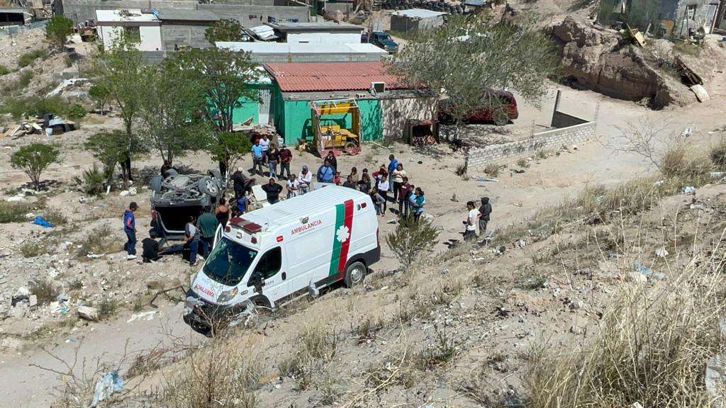 Vuelca camioneta y cae a un barranco; queda familia lesionada | El Bordo