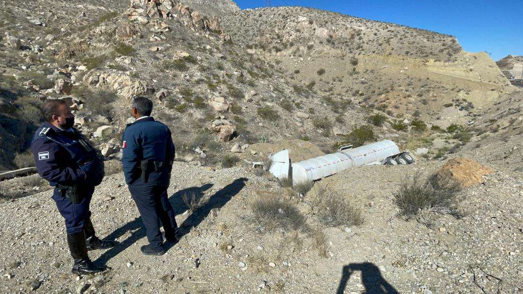 Por evitar choque, pierde el control de su tráiler y cae a barranco ...