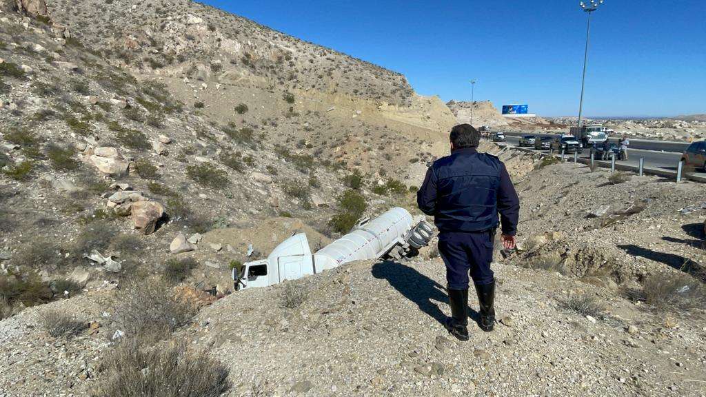 Por evitar choque, pierde el control de su tráiler y cae a barranco ...