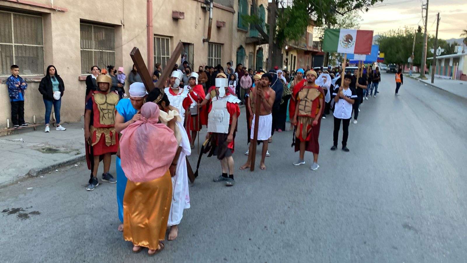Arman migrantes viacrucis y crucifican en el INM