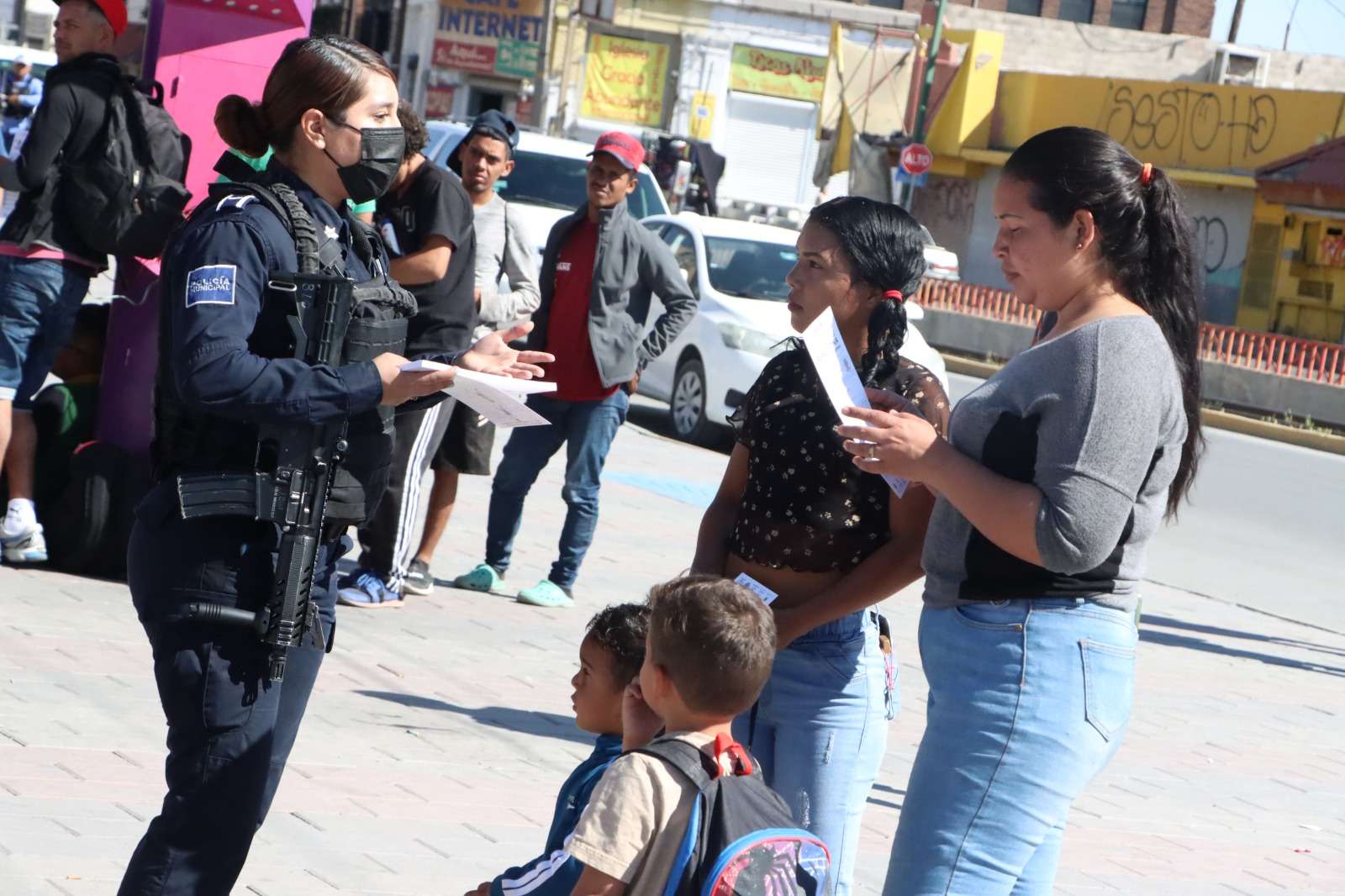 Entrega policías información contra el acoso callejero