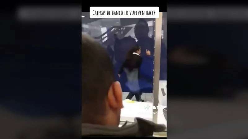 Vídeo: acusa a cajera de banco de estar coludida con ladrones