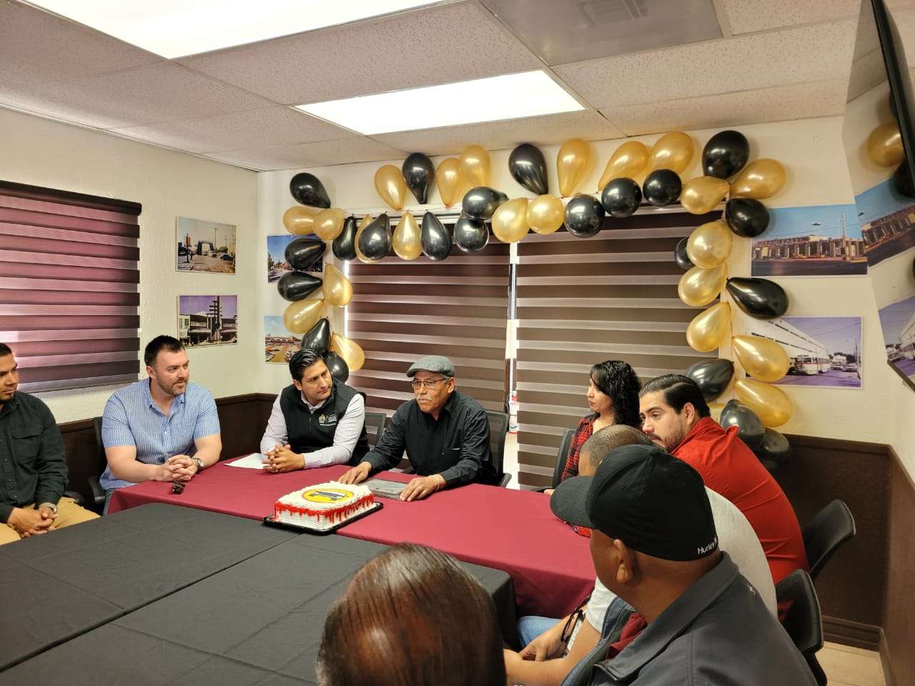 Reconoce OMEJ 22 años de labor de un empleado 