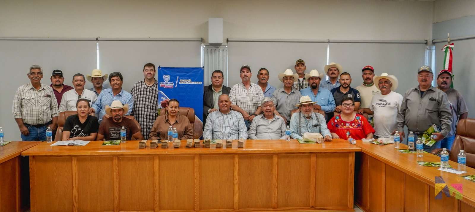 Entregan contenedores de insectos benéficos para control de plagas El