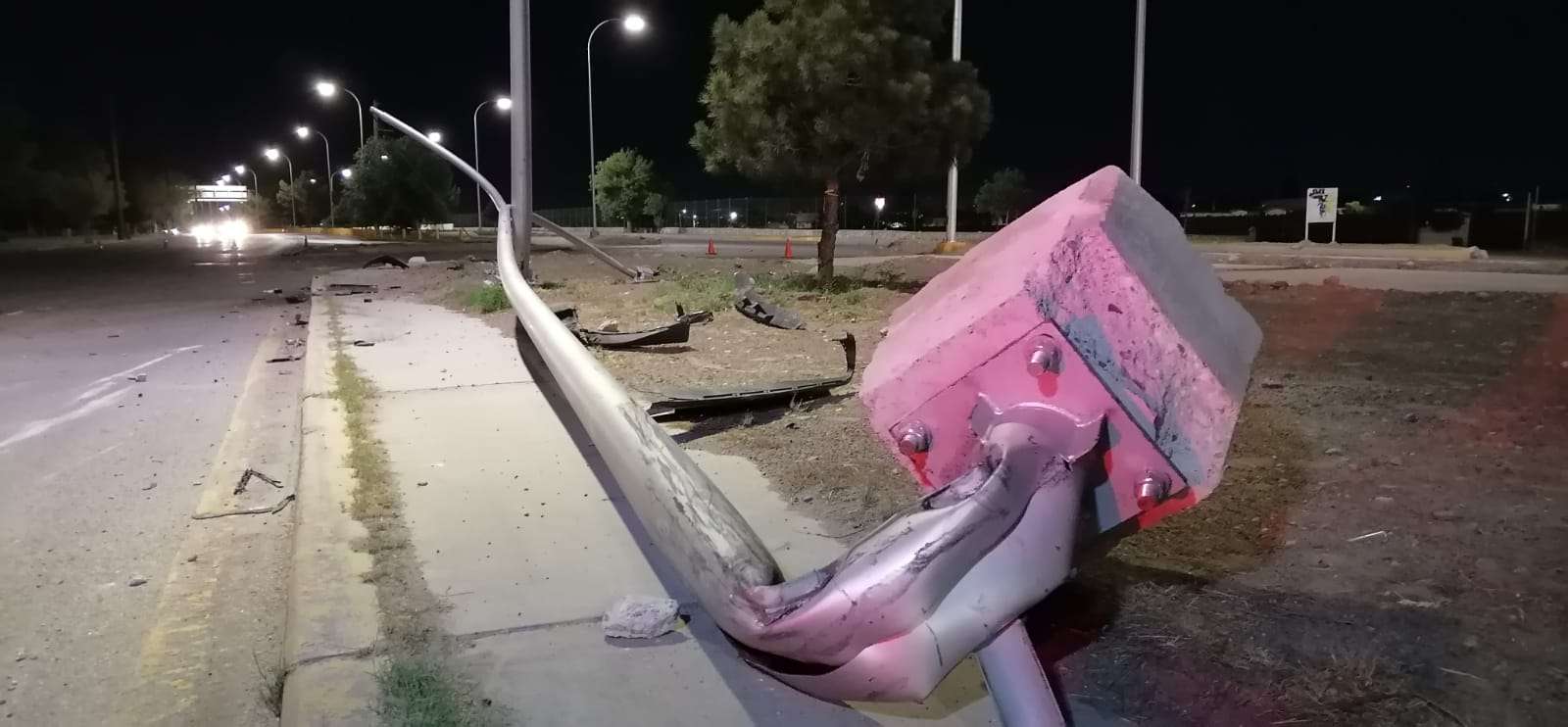 Abandonan auto a media banqueta tras chocar y derribar poste de luz ...