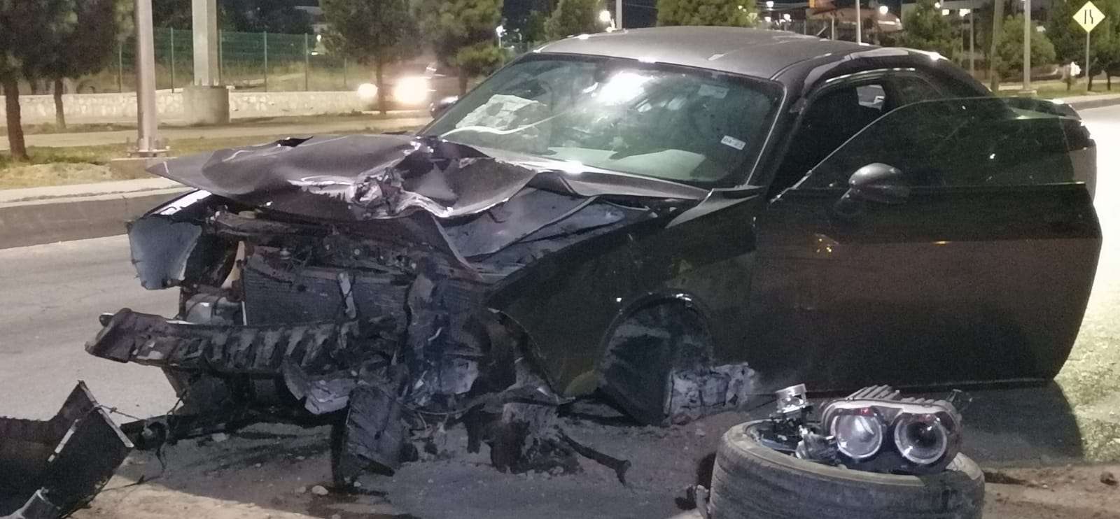 Abandonan auto a media banqueta tras chocar y derribar poste de luz ...