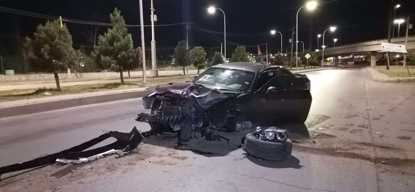 Abandonan auto a media banqueta tras chocar y derribar poste de luz ...