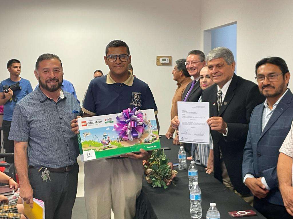 Entregan becas económicas a alumnos de secundaria | El Bordo