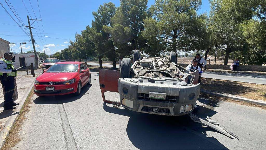 Pierde control de la camioneta y termina volcado | El Bordo