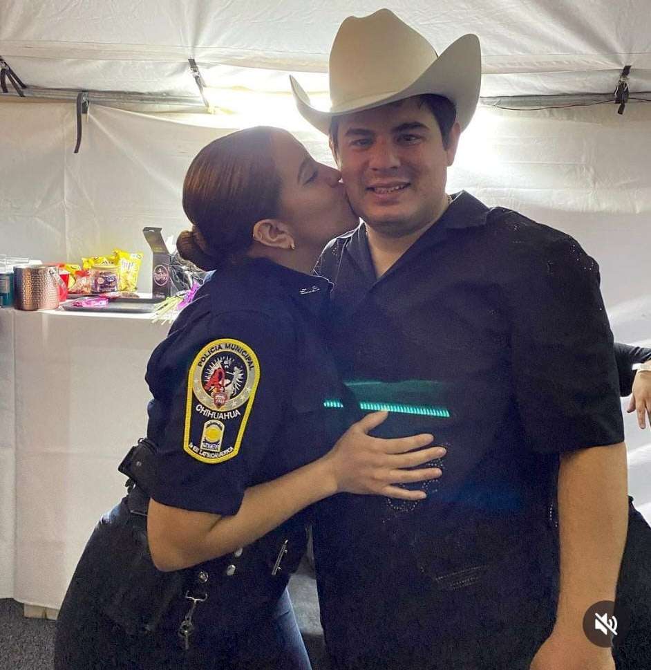 Sanción a oficial que beso a Alfredo Olivas por portar uniforme 