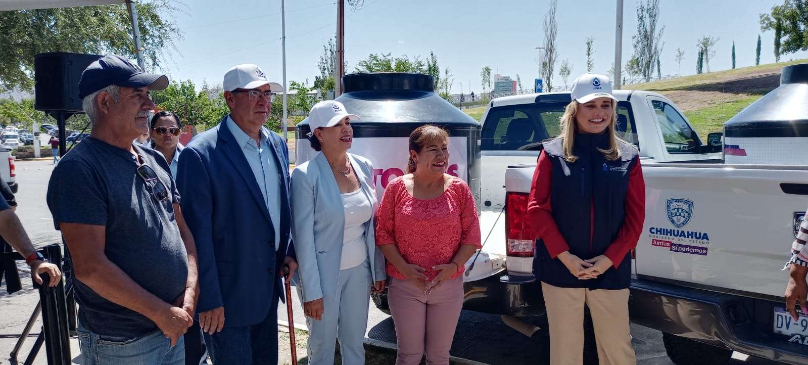Entrega Jcas tinacos a escuelas y particulares | El Bordo