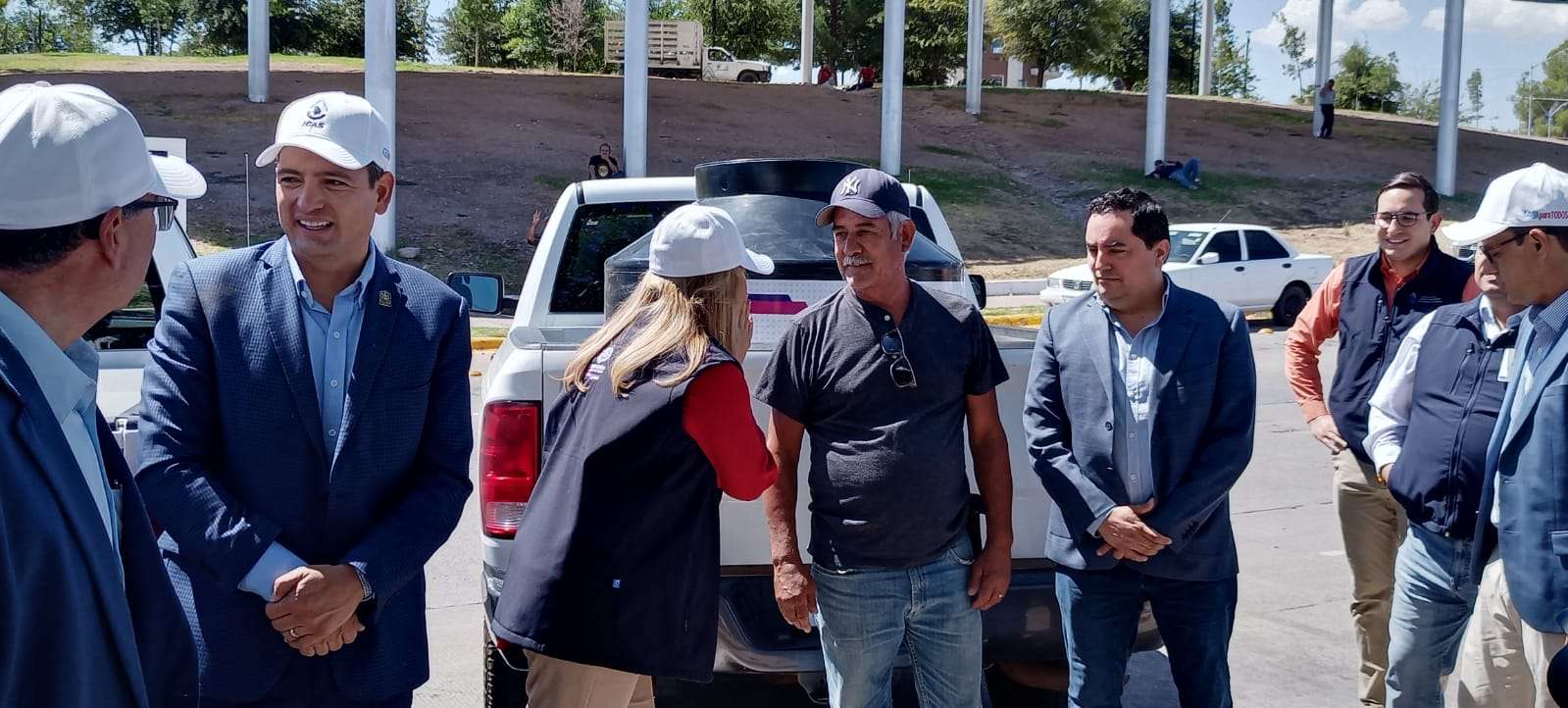 Entrega Jcas tinacos a escuelas y particulares | El Bordo