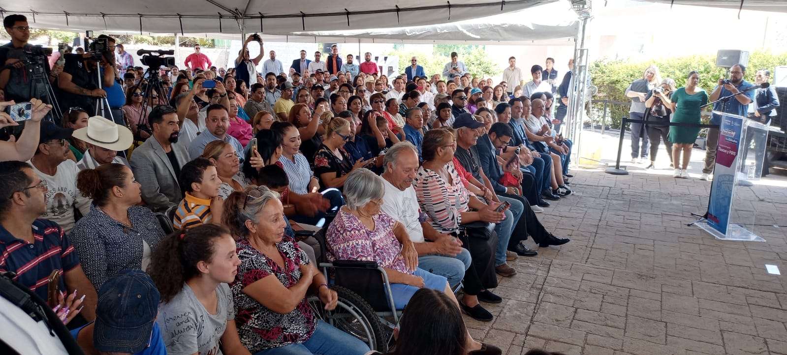 Entrega Jcas tinacos a escuelas y particulares | El Bordo