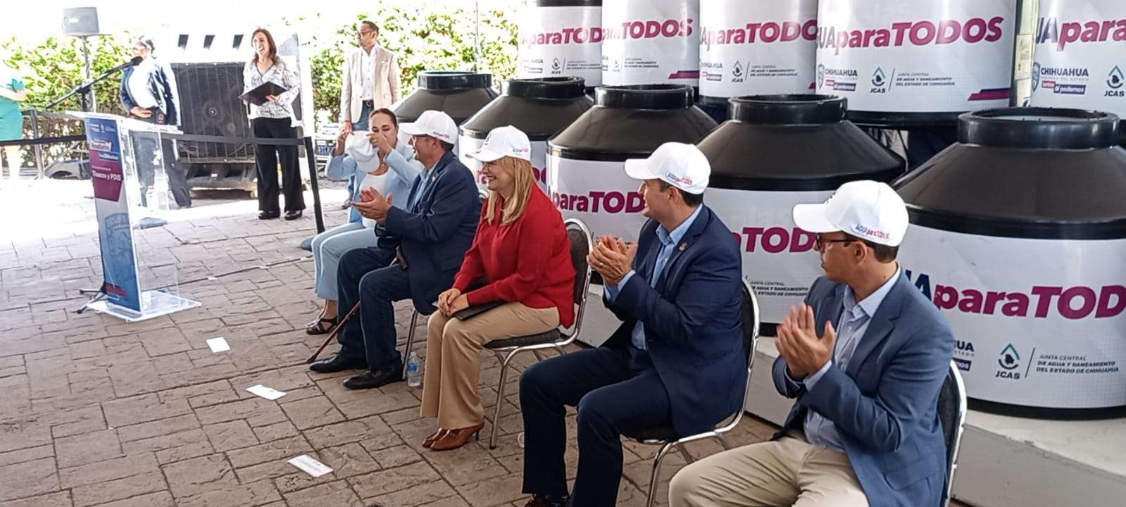 Entrega Jcas tinacos a escuelas y particulares | El Bordo
