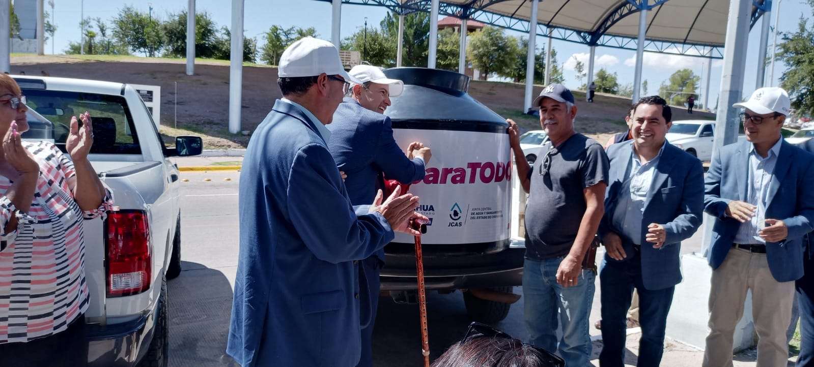 Entrega Jcas tinacos a escuelas y particulares | El Bordo