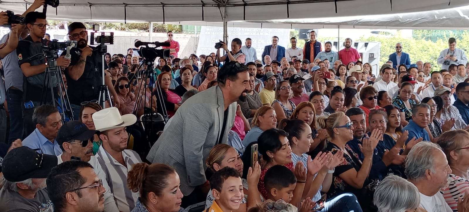 Entrega Jcas tinacos a escuelas y particulares | El Bordo