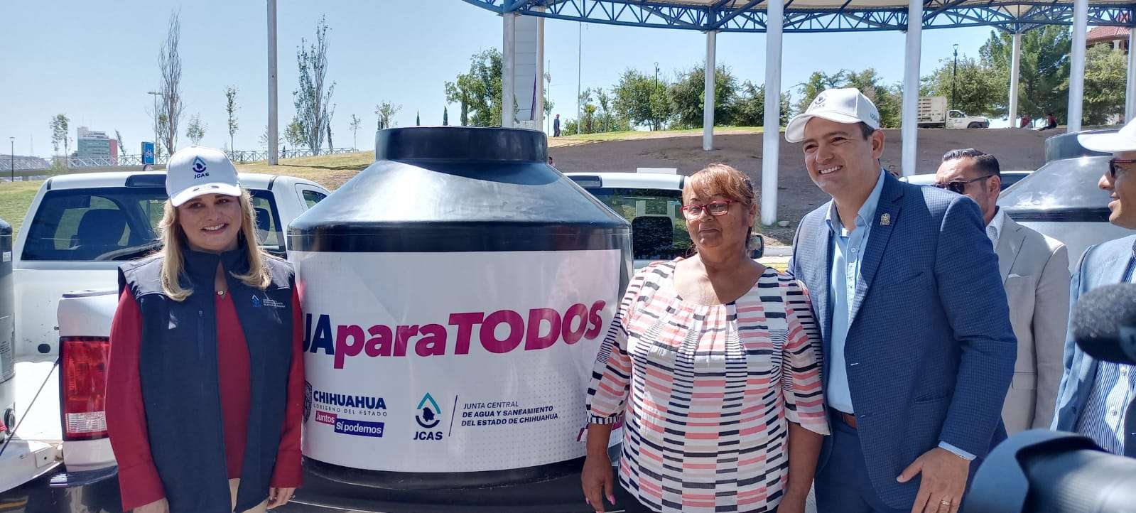 Entrega Jcas tinacos a escuelas y particulares | El Bordo