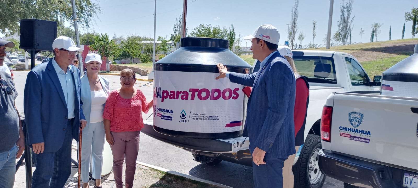 Entrega Jcas tinacos a escuelas y particulares | El Bordo