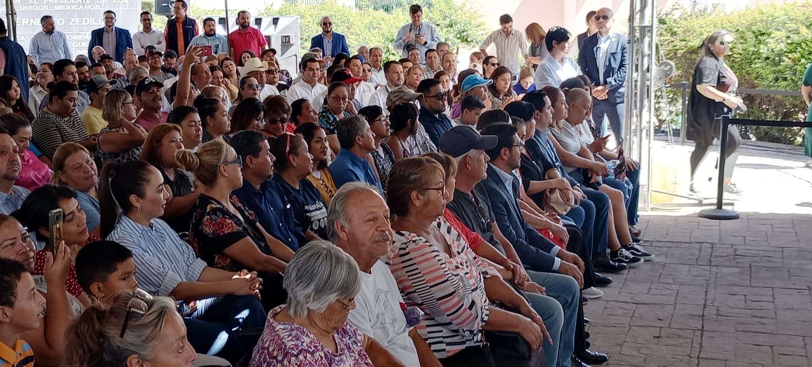Entrega Jcas tinacos a escuelas y particulares | El Bordo