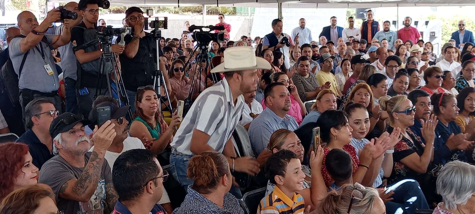 Entrega Jcas tinacos a escuelas y particulares | El Bordo
