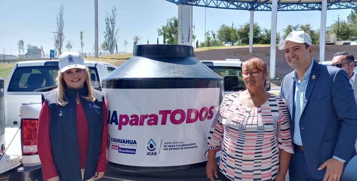 Entrega Jcas tinacos a escuelas y particulares | El Bordo
