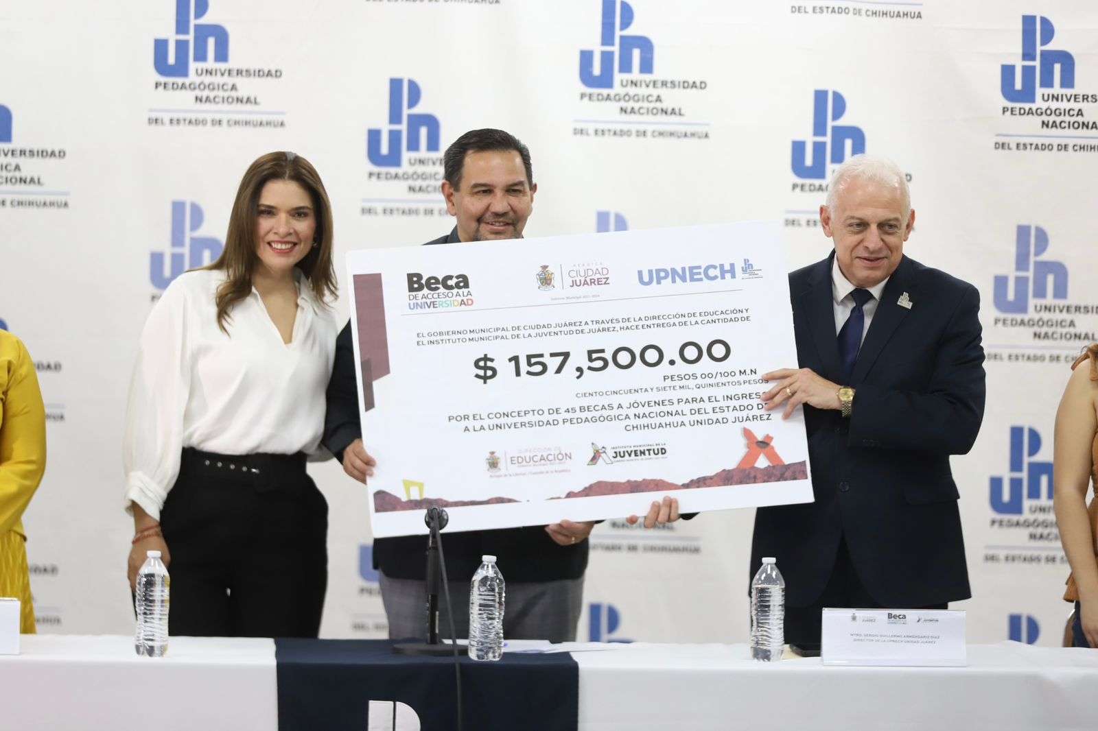 Entrega alcalde becas a estudiantes de nuevo ingreso a la Universidad ...