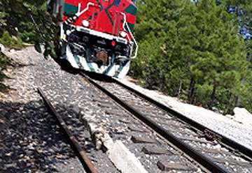 Embiste tren a turista al tomarse una foto en Pito Real
