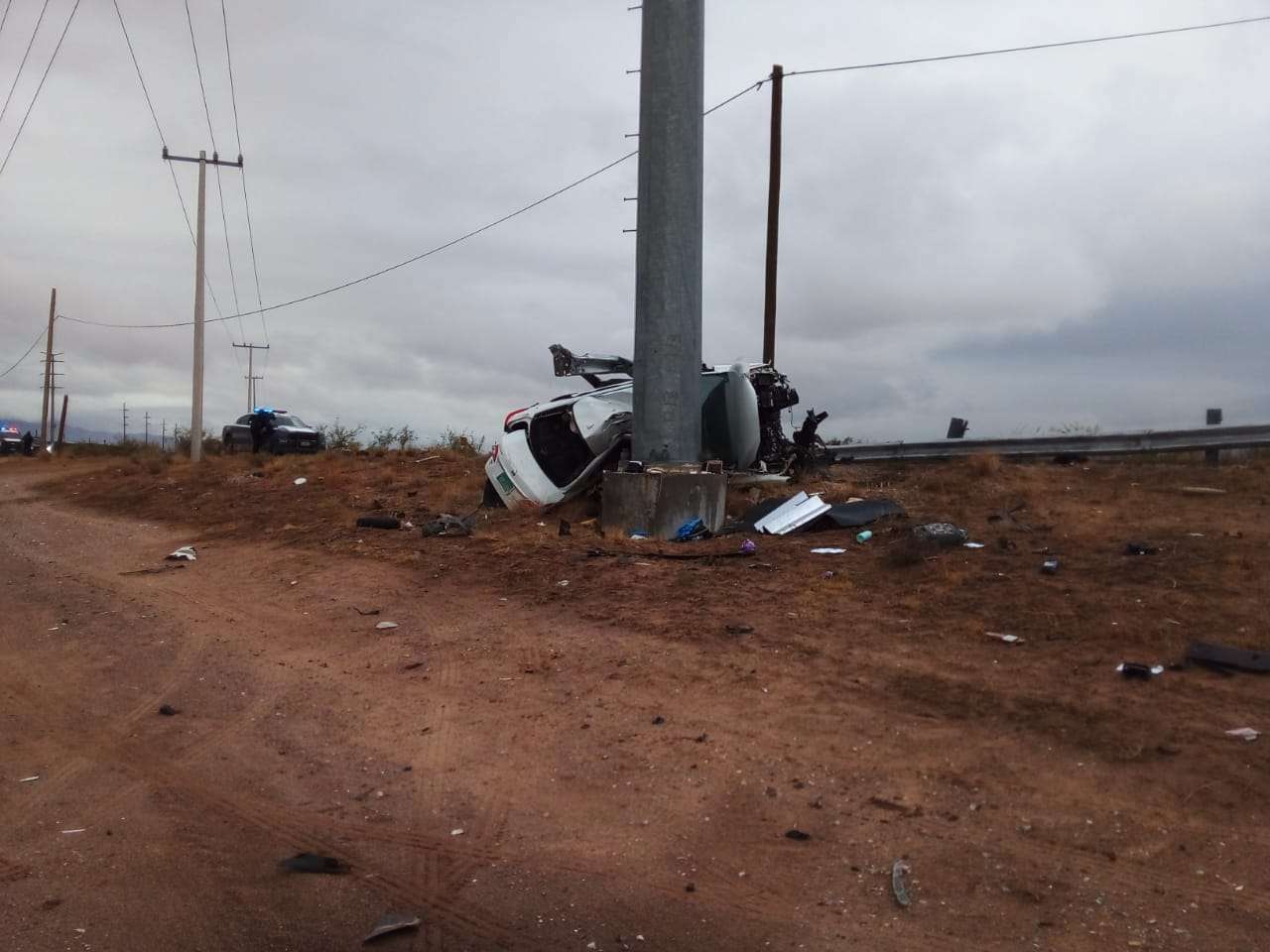 Muere conductora tras volcar y chocar en carretera Anapra a San ...