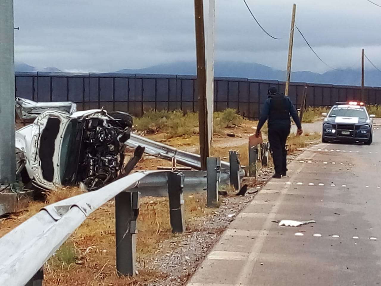 Muere conductora tras volcar y chocar en carretera Anapra a San ...