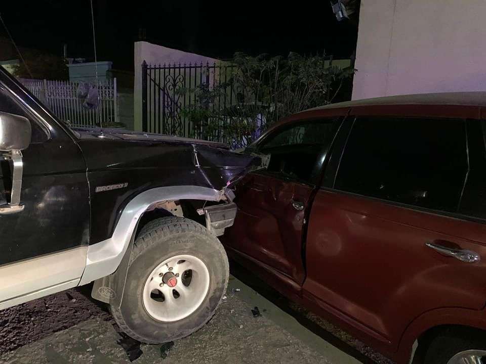 Conductora choca a vehículo estacionado