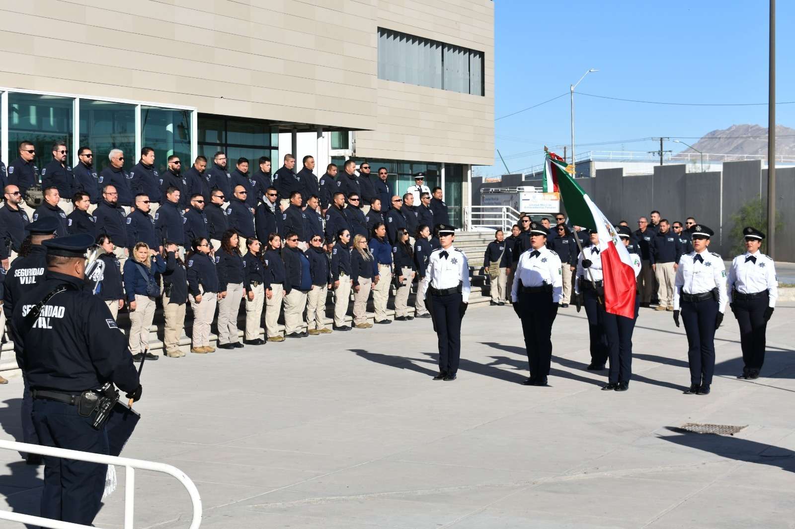 Realiza Fiscalía honores a la bandera