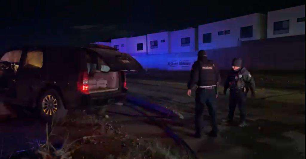 Choca contra postes y abandona camioneta en el Paseo de la Víctoria ...