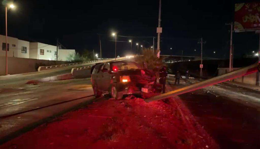 Choca contra postes y abandona camioneta en el Paseo de la Víctoria ...