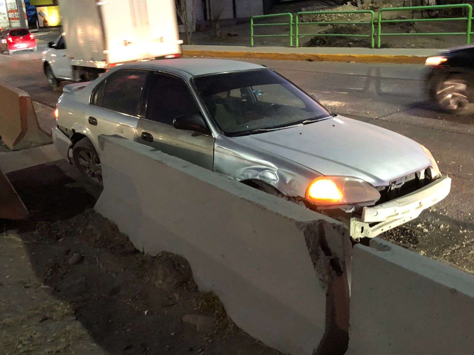 Impacta su vehículo contra el muro en la curva de los choques de la ...