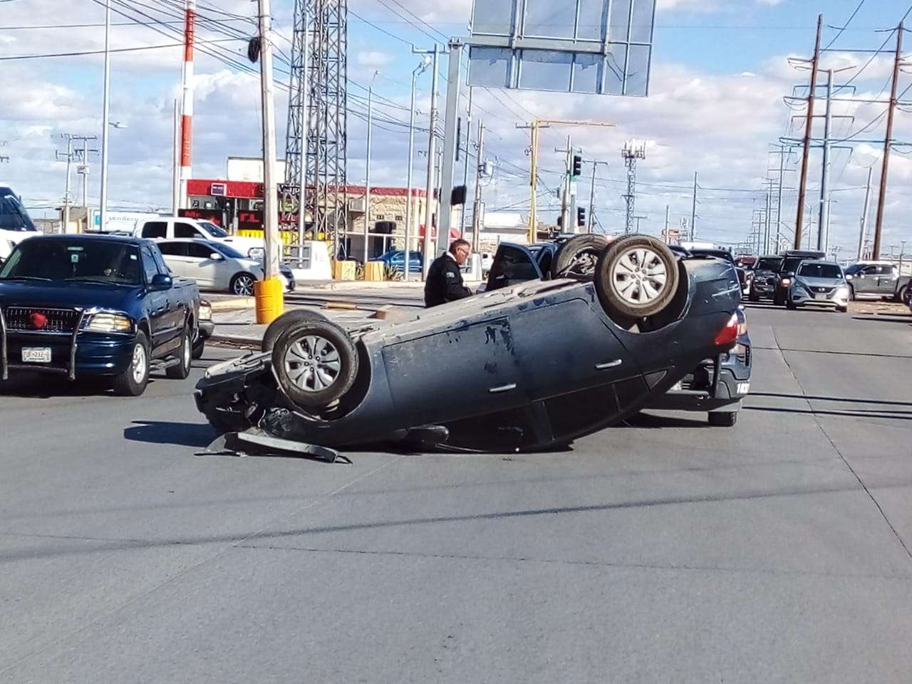 Se vuelca conductor en la avenida Santiago Blancas | El Bordo