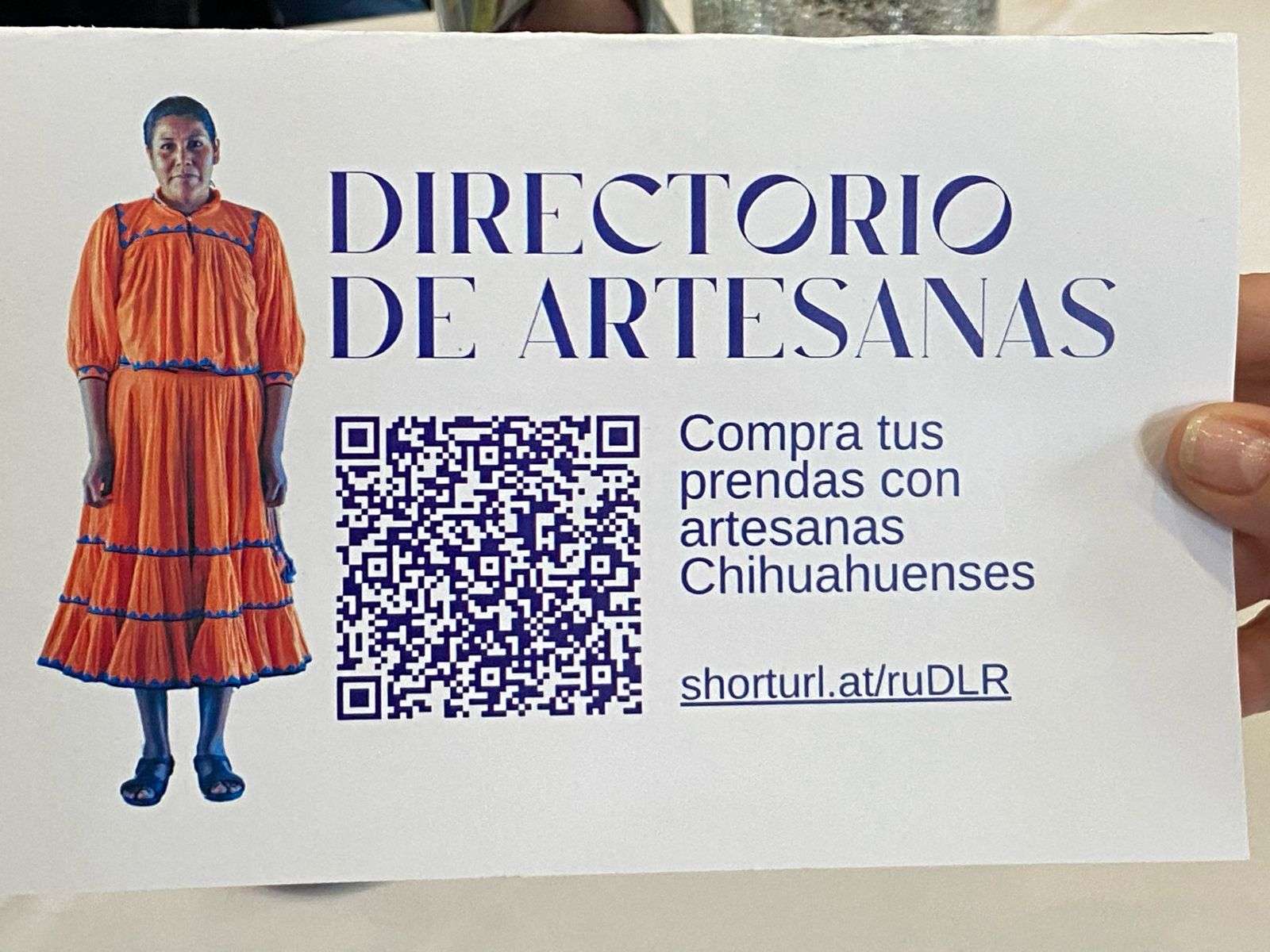 Modelan prendas de artesanas rarámuris en original pasarela | El Bordo