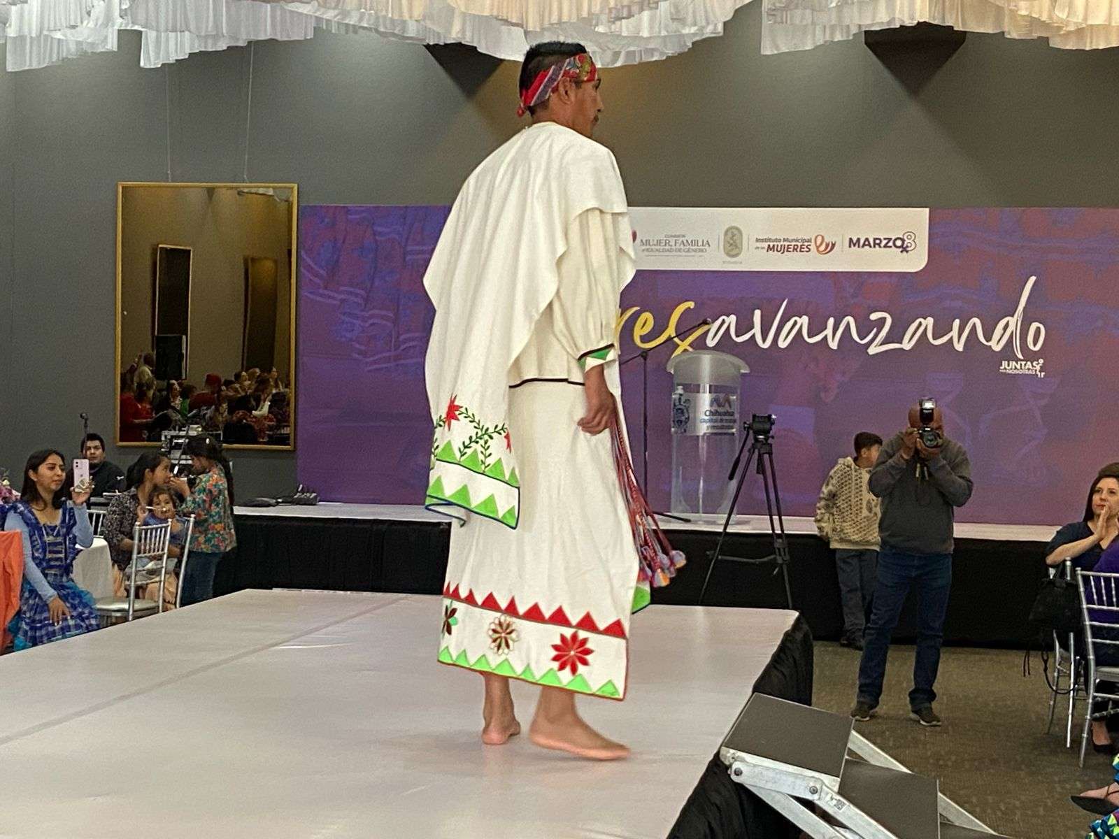 Modelan prendas de artesanas rarámuris en original pasarela | El Bordo
