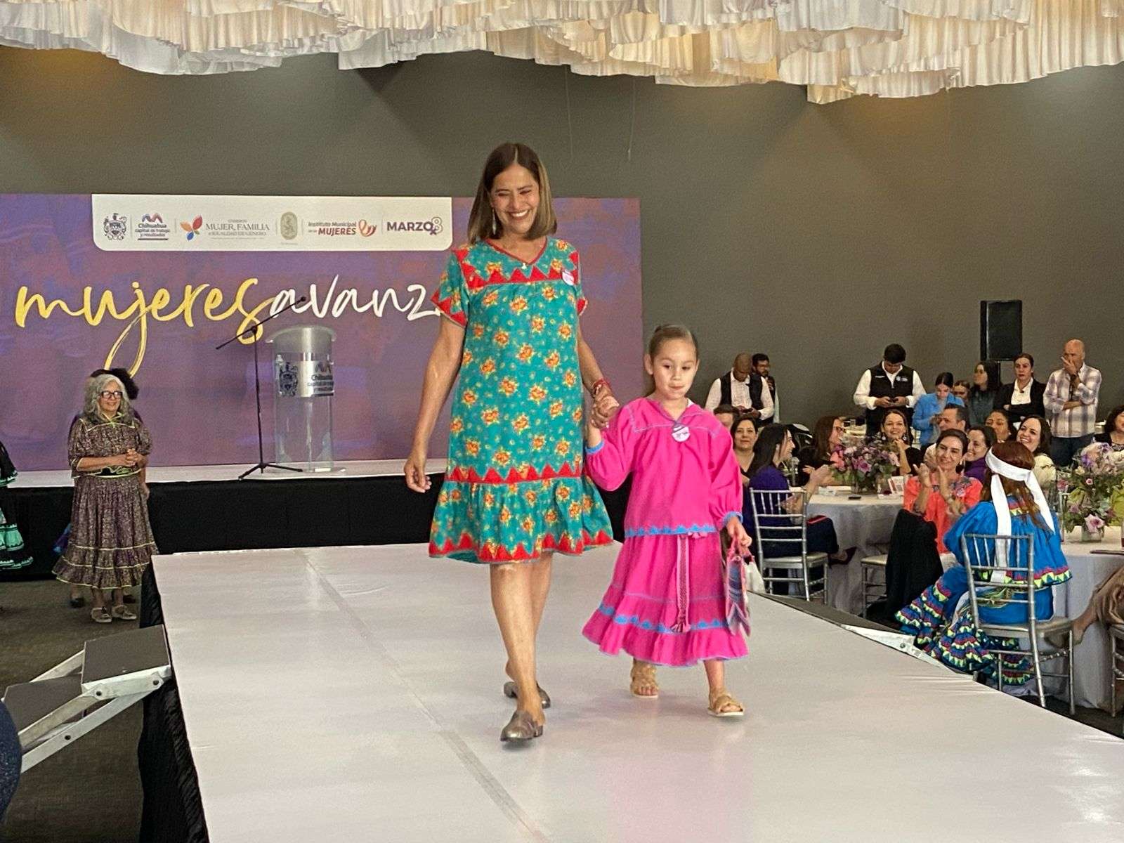 Modelan prendas de artesanas rarámuris en original pasarela | El Bordo