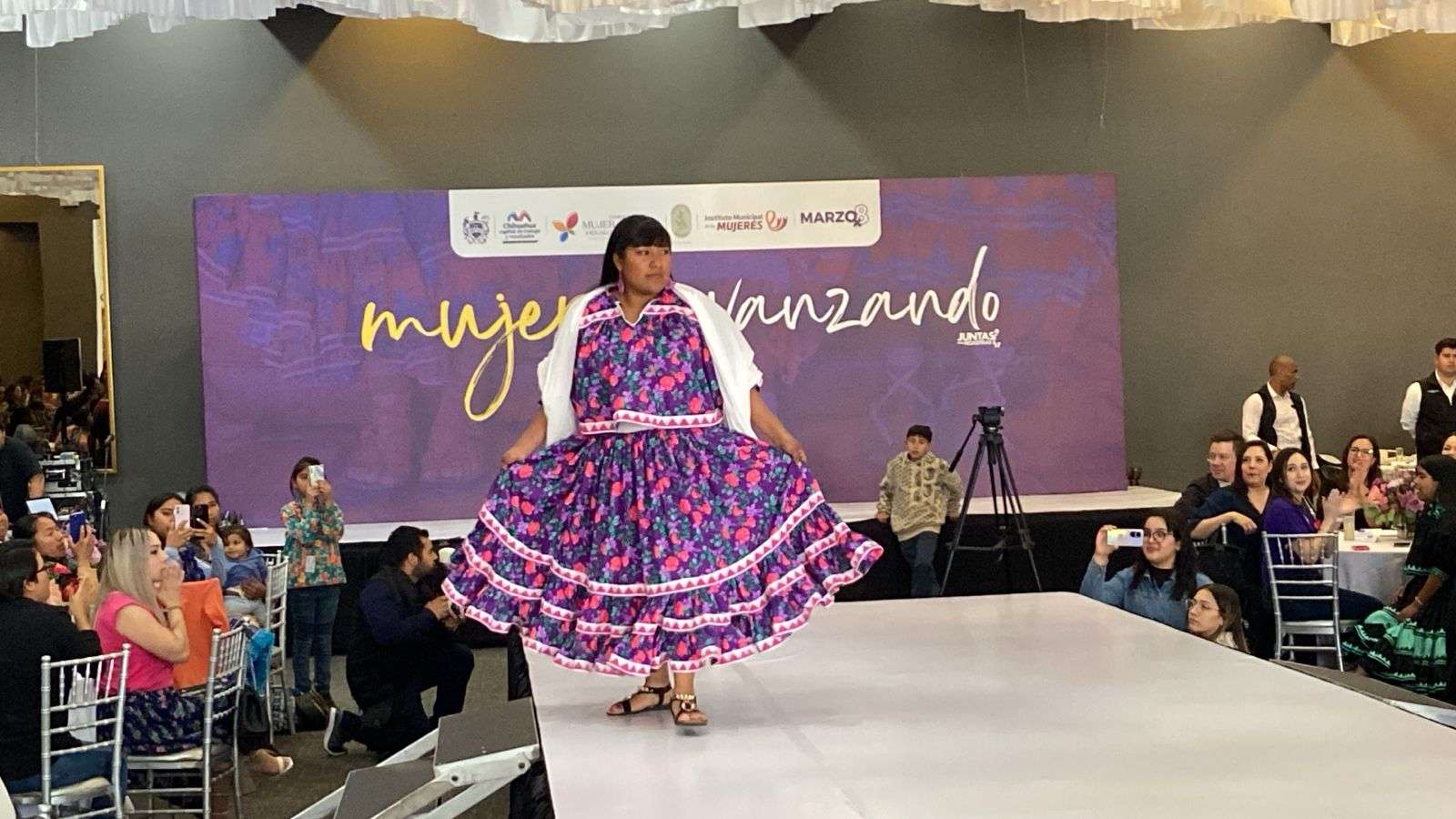 Modelan prendas de artesanas rarámuris en original pasarela | El Bordo