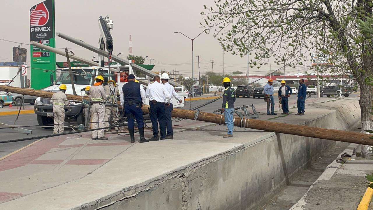 Derriban Fuertes Vientos Poste De Luz En Avenida Ejército Nacional El