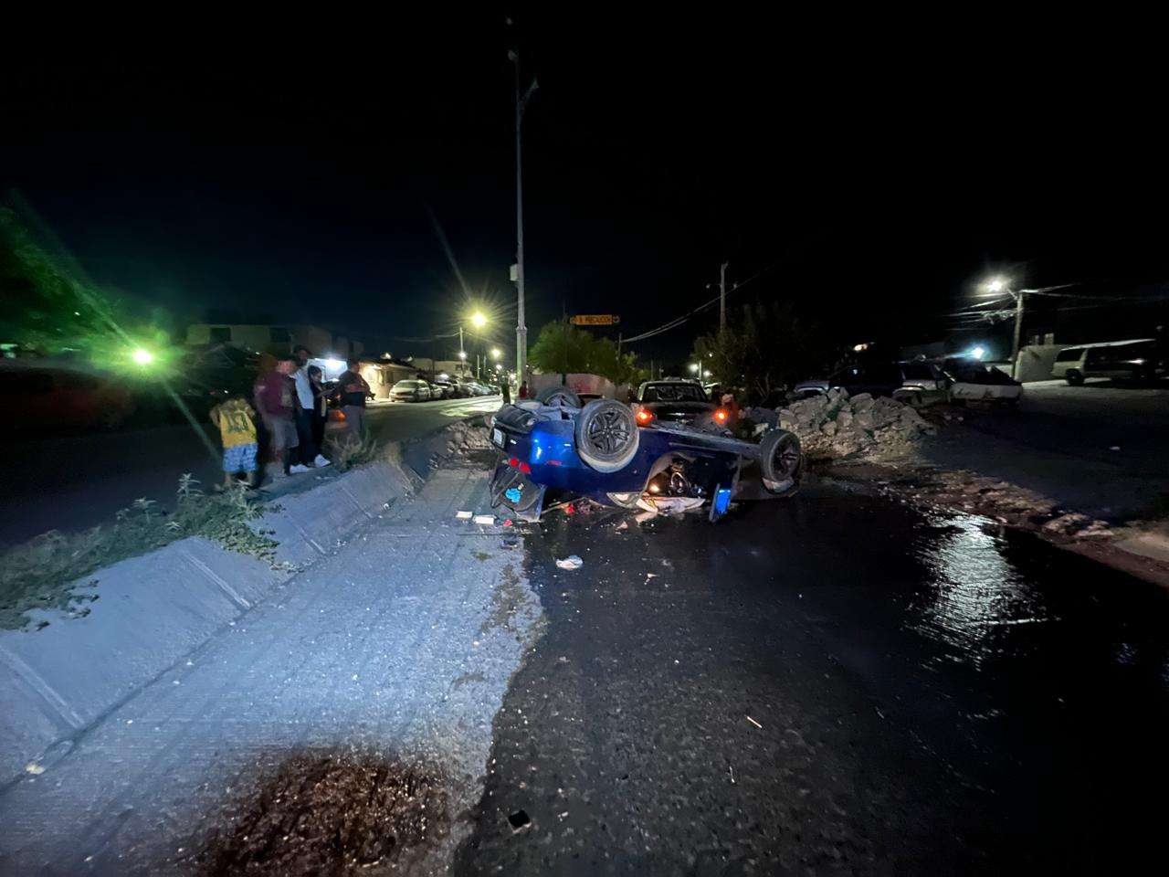 Registran volcadura por exceso de velocidad en Arroyo de las Víboras