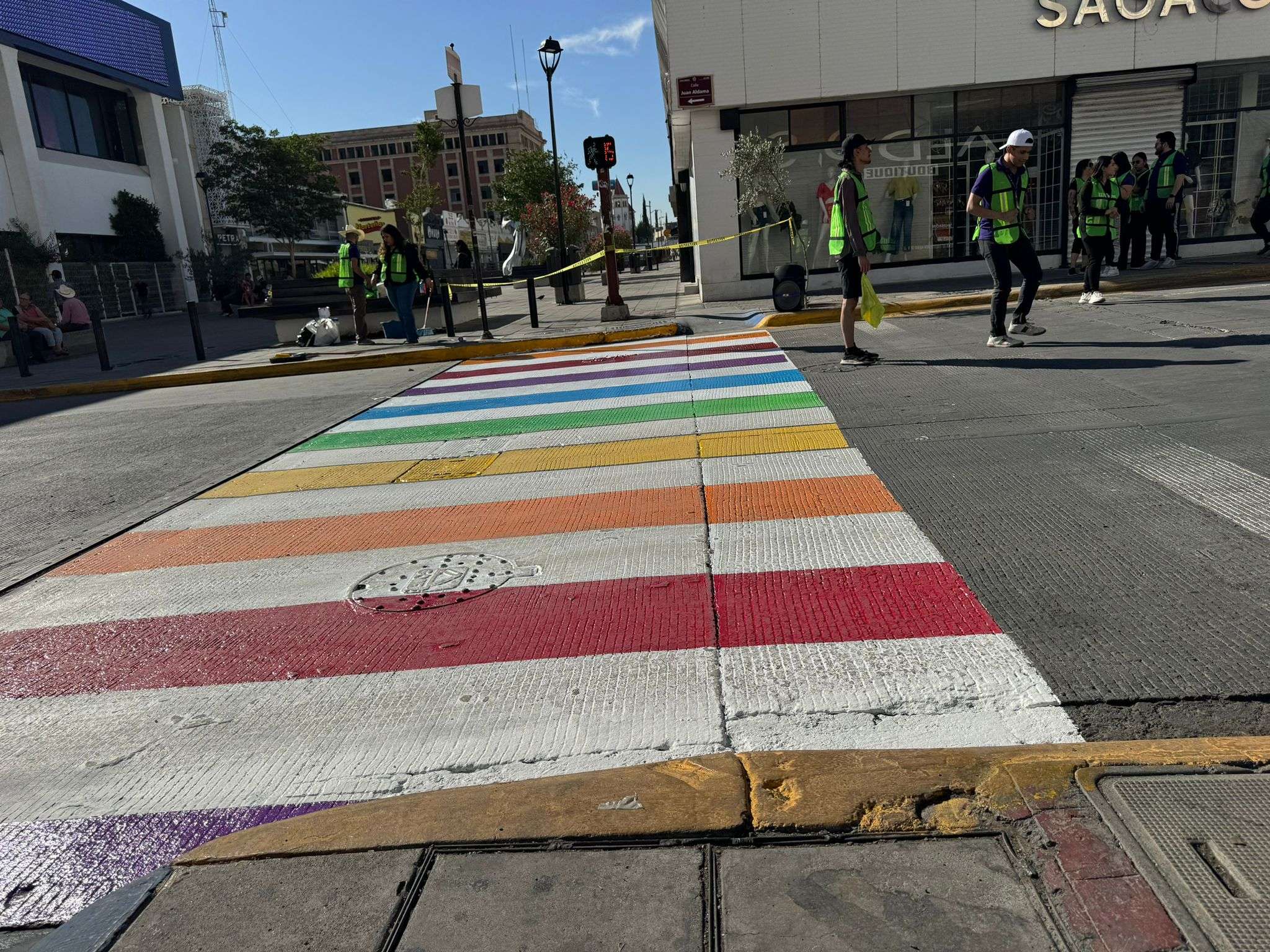Pintan paso peatonal con los colores de la diversidad sexual | El Bordo