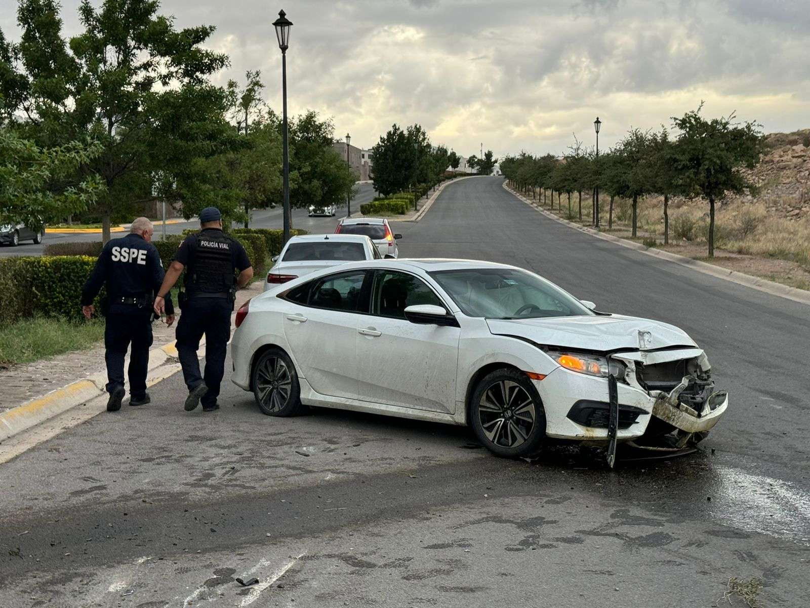 Choca contra poste y abandona su vehículo por Altozano | El Bordo